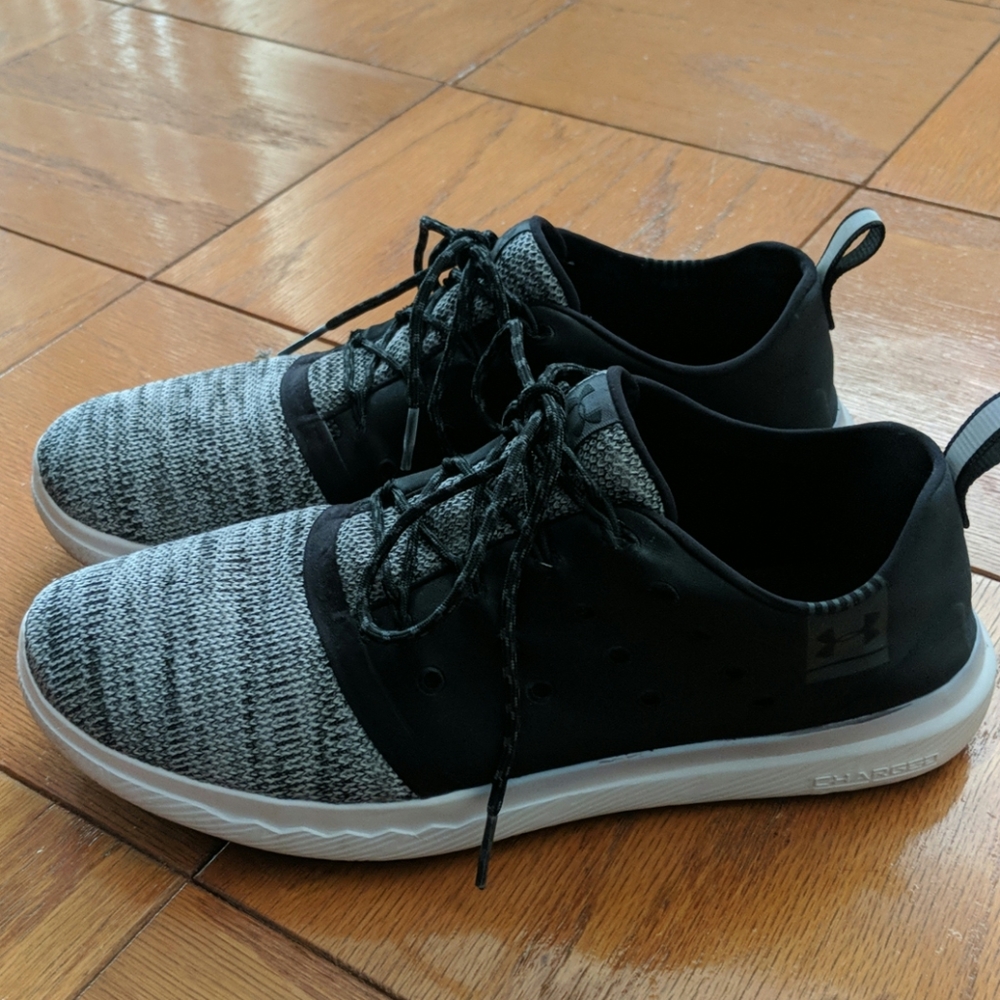 Like new UA Charged 24/7 Low Sneaker